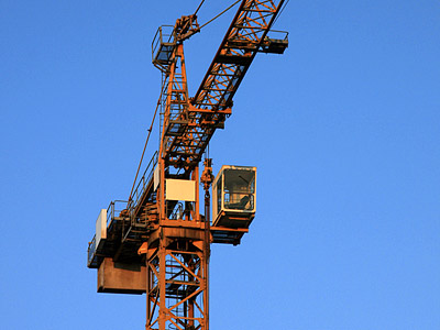 Ein Kran vor blauem Himmel.